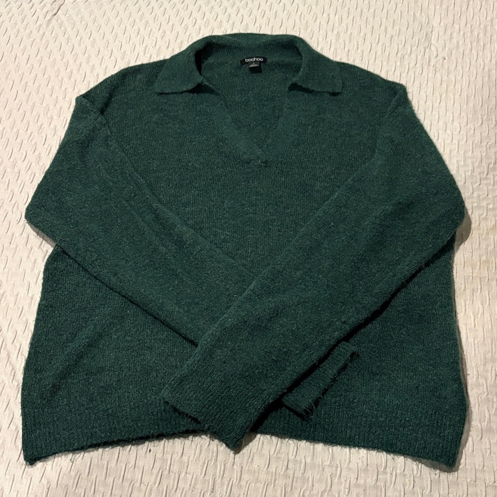 Boohoo women’s  Deep Green V-Neck Sweater